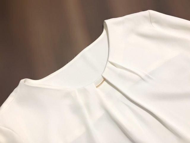 滑らかな白いブラウス。形や光沢を大切にしたい衣類のイメージ。