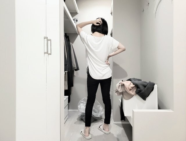 クローゼットの服選びに迷う場面のイメージ。