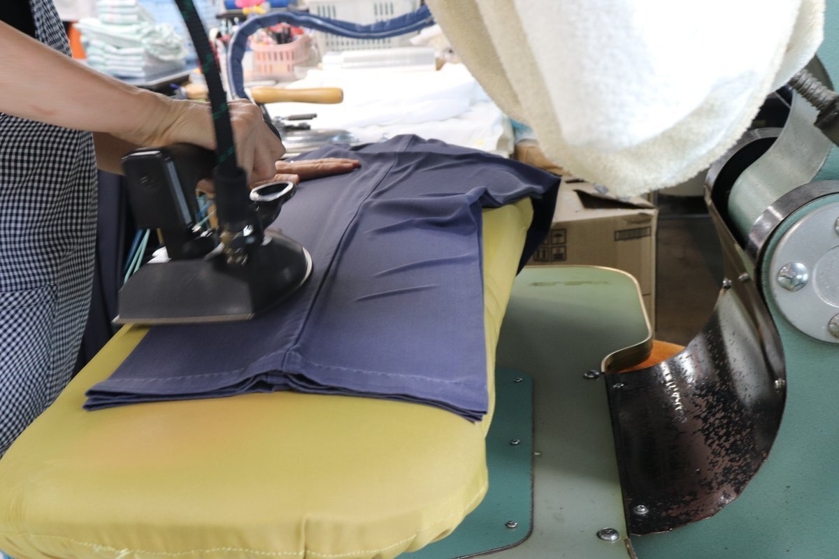 衣類へ手アイロンをかける工房の作業例。礼服そのものの施工比較ではありません。