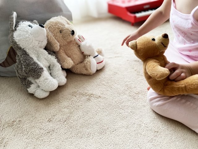 子どもがぬいぐるみと遊ぶイメージ。