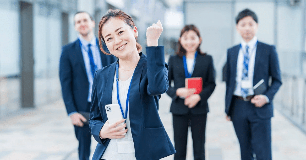 仕事着のスーツを着た人たちのイメージ。