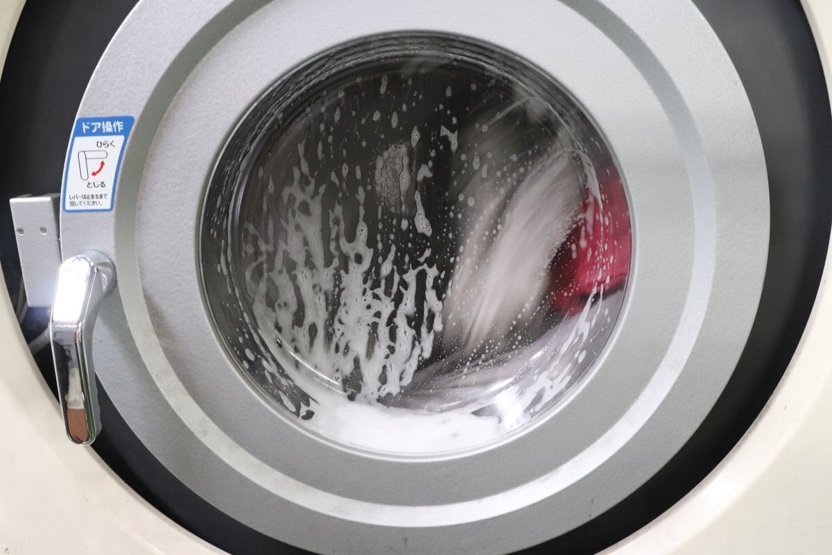 業務用の洗浄機。洗い方は素材と状態に合わせて選びます。