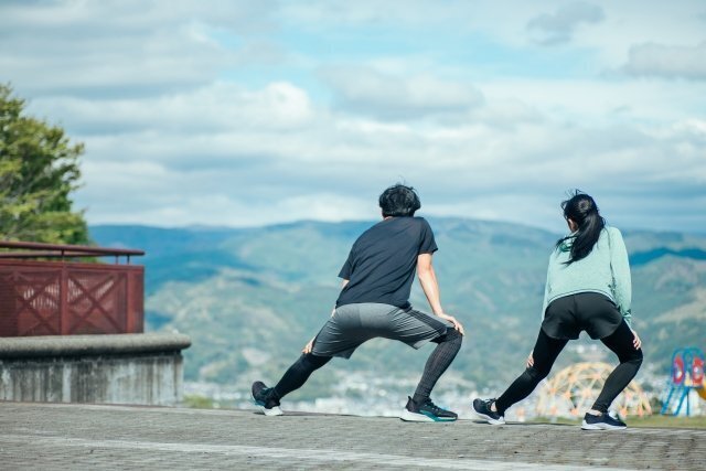 運動着で体を動かすイメージ。