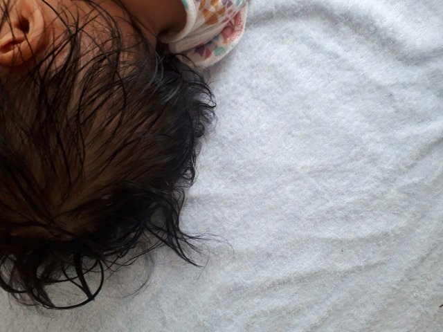 汗で髪がぬれた様子のイメージ。寝具の湿気や汚れを考えるきっかけに。