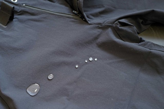 衣類の表面で水滴をはじく様子。撥水の説明用参考写真。