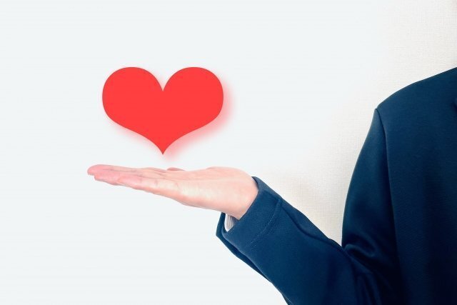 相互の配慮を表す、手のひらとハートのイメージ。