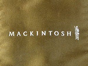 マッキントッシュのロゴを示す生地の接写。