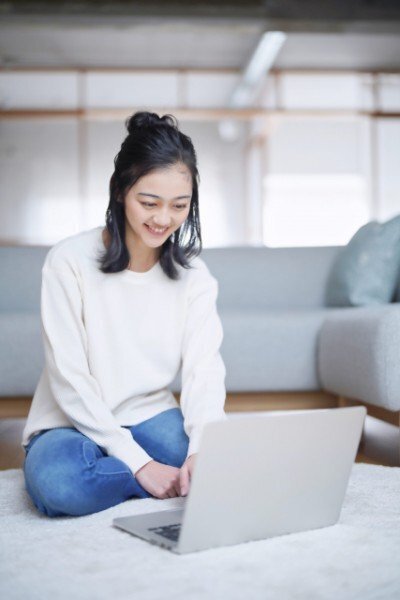 ラグの上でパソコンを使う暮らしのイメージ。