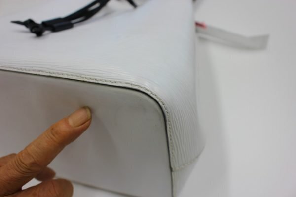 同じ角の汚れと色を整えた処理後。