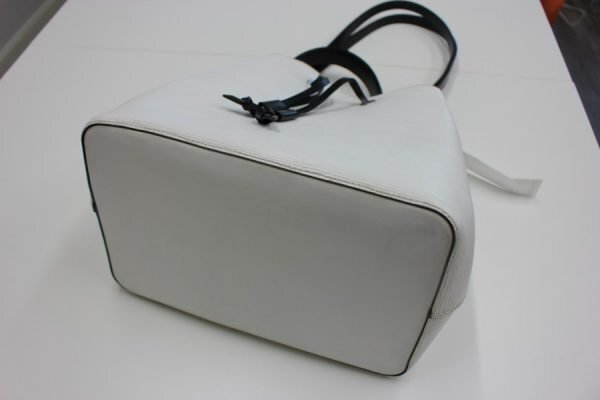 底まわりを含めて仕上げたバッグ全体。