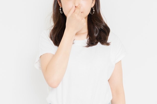 においが気になる場面のイメージ。においだけで原因を断定せず確認します。