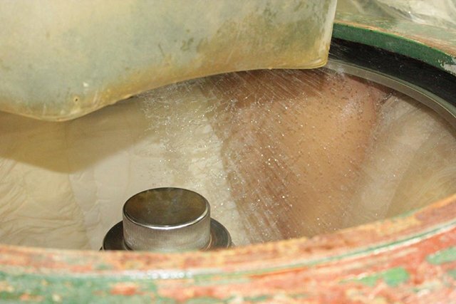 ジェット水流洗浄機で、布団へ水を当てている工程。